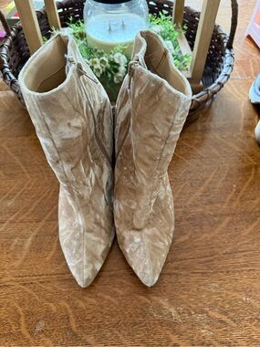 Source Unknown Tan Velvet Pointed-Toe Ankle Boots